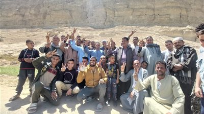 بطولة من قلب الجبل.. شباب نجع الشيخ حمد ينقذون حياة شاب عالق بين الصخور بسوهاج (صور)