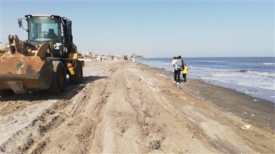 استمرار حملات النظافة المكثفة على شواطئ بورسعيد خلال أيام عيد الفطر المبارك