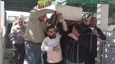 مات بطلقة في الرأس.. انهيار أسرة مدرس بورسعيد في تشييع جثمانه