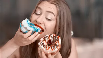 لا تبالغ في الحولايات .. تحذير من مخاطر الإفراط في السكريات خلال العيد