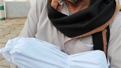 بعد التهام النمر.. انهيار مساعد مدرب الأسود بسيرك طنطا لحظة دفن ذراع نجله