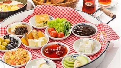 فطار الأبطال..بيض بالخضار وسلطة جبنة بالحمص وعيش بلدي