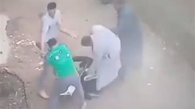 اعتدوا عليه بالشوم.. الأمن يفحص فيديو مشاجرة السنبلاوين في الدقهلية