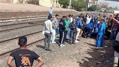 كان بيعدي المزلقان.. مصرع شاب أسفل عجلات القطار في قويسنا بالمنوفية