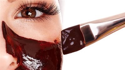 فوائد العسل الأسود للبشرة.. بيخليكي شابة وطبيعية ووداعاً لعلامات الشيخوخة 