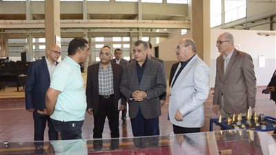 فى رابع أيام العيد ..  وزير الدولة للإنتاج الحربي يتابع سير العمل فى مصنعى 18و300 