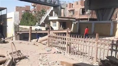 ممرات الموت الصامت.. المزلقانات العشوائية تهدد أرواح أهالي المنيا على قضبان السكك الحديدية (صور)