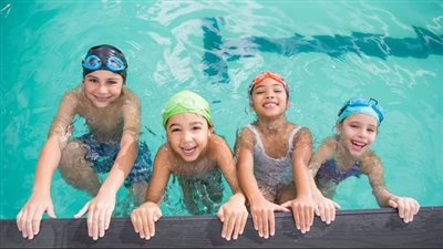 السباحة في الأجازات .. متعة للصغار وفائدة للكبار..اعرف أهم الفوائد