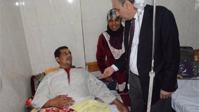 محافظ الغربية يتفقد مستشفى جامعة طنطا للاطمئنان على المرضى ويشيد بالخدمات الطبية