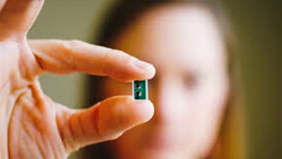 غرسة دماغية مدعومة بالذكاء الاصطناعي تمكّن امرأة مصابة بالشلل من استعادة قدرتها على الكلام