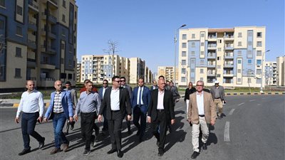 بعدد 120 ألف شقة.. وزير الإسكان يتفقد وحدات 