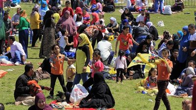 الحدائق والمتنزهات تستقبل المواطنين احتفالا بأعياد الربيع وشم النسيم (فيديو)