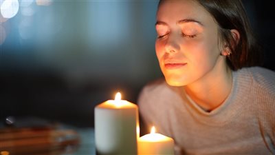 منها برائحة الليمون واللافندر والقرفة ..هل تؤثر الشموع على راحتنا النفسية!