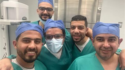 فريق طبي بمستشفى دار صحة المرأة والطفل يجري جراحة نادرة لاستئصال زوائد عظمية لطفل بدمياط