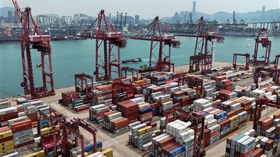 بعد خفض الرسوم الجمركية.. هل يتأثر الاقتصاد العالمي باتفاق جنيف؟ خبراء يكشفون