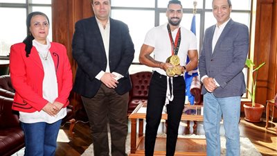 محافظ السويس يكرم مايكل جمال لفوزه بأول أووفر أوول في العالم