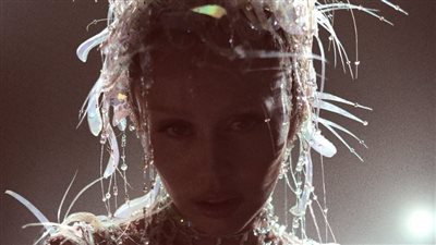 على طريقة بينك فلويد..مايلي سايرس تعلن عن إطلاق “Something Beautiful”