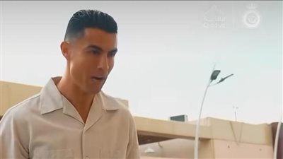 مياو..كريستيانو رونالدو يسلم على أحد القطط  بطريقة طريفة |فيديو