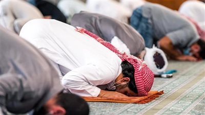 حكم المرور أمام المصلين فى المسجد.. دار الإفتاء توضح