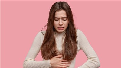 من غير أدوية ومسكنات.. وصفات سهلة لتخفيف آلام الدورة الشهرية في البيت