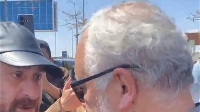 أشرف زكي يواسي نضال الشافعي لحظة تشيع جثمان زوجته لمثواها الأخير |صور 