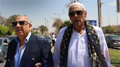متأثرًا بشخصية سلام ..  أحمد بدير فى  جنازة زوجة نضال الشافعي 
