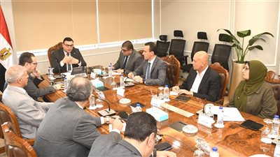 وزير الإسكان يتابع ملفات العمل بهيئة المجتمعات العمرانية ويوجّه بتسريع تنفيذ المشروعات