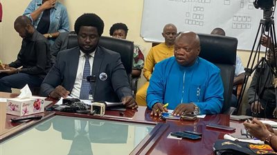 بعد اتهامه بإختلاس الأموال العامة .. مفوض مكافحة الفساد يفرج عن رئيس الاتحاد السيراليوني لكرة القدم 