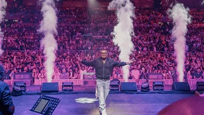 عمرو دياب يشعل مسرح 