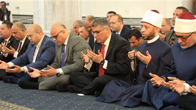 محافظ القليوبية يؤدي صلاة الجمعة بمحافظة الجيزة لمشاركة أبنائها عيدهم القومي 