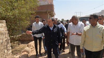 محافظ أسيوط يوجه بإعادة تأهيل مبنى غير مستغل لإنشاء حضانة ومشغل خياطة بقرية البلايزة 