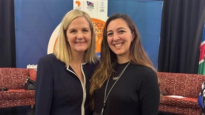 هادية حسني تلتقي رئيس اللجنة الأولمبية على هامش المنتدى القاري للرياضيين بناميبيا 