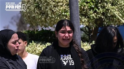 بالدموع.. ابنة الفنان نضال الشافعى تودع والدتها إلى مثواها الأخير|صور 