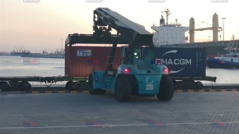 خلال شحن قطار البضائع