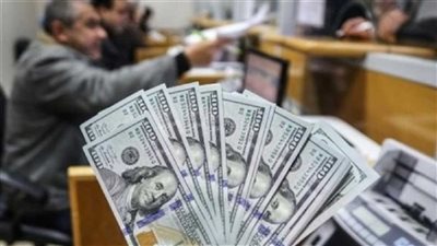 الدولار يتراجع 25 قرشا أمام الجنيه في الربع الأول من 2025
