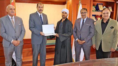 محافظ سوهاج يكرم 11 مواطنًا من أهالي الشيخ حمد لإنقاذهم حياة مواطن علق بالجبل الغربي