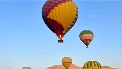 بسبب الطقس .. إيقاف رحلات البالون الطائر بالأقصر 3 أيام