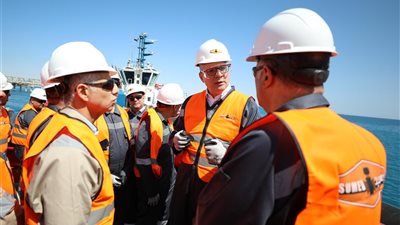 وزير البترول يتفقد تسهيلات 