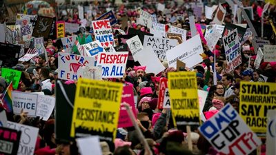 « أبعدوا أيديكم » ..  احتجاجات ضخمة ضد ترامب وماسك في 1200 مدينة