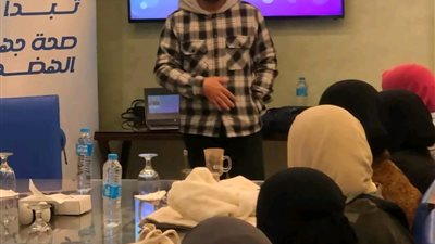 طبيب أطفال في دمياط يطلق مبادرة مجانية لتوعية الأمهات حديثات الولادة عبر الإنترنت