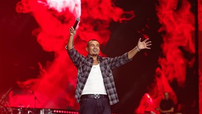 بعد حفله بالبحرين.. عمرو دياب يتألق في حفل أبوظبي وسط حضور ضخم |صور