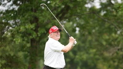 الاقتصاد ينهار وترامب يلعب الجولف .. موجة سخرية وانتقادات  .. تفاصيل 