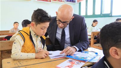 اطلع على كراسات الواجب.. وزير التعليم يتفقد سير العملية التعليمية بكفر الشيخ