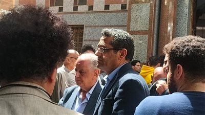 كان حاضن النعش.. نقيب الصحفيين يشيع جثمان شقيقته 