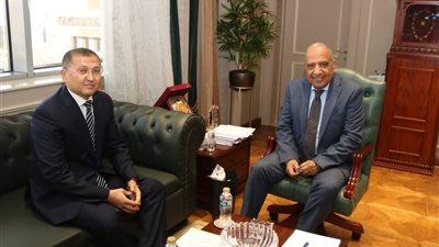 وزير الكهرباء يبحث مع سفير أوزبكستان توطين صناعة الطاقة المتجددة 