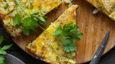 طريقة عمل عجة البصل الذهبية بقوامها المقرمش المثالي للفطور 