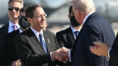 ترامب يبعث برسالة للرئيس الإسرائيلي يطلب العفو عن نتنياهو|صورة