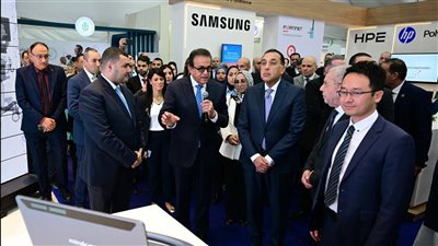 رئيس الوزراء يتفقد معرض 