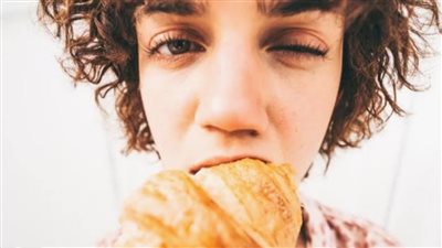 لماذا نأكل أكثر عند التوتر؟ الأسباب النفسية والعلمية وراء ذلك 	