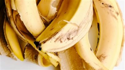 لا ترمي قشر الموز! اكتشفي كيف يحافظ على إشراقة بشرتك 	